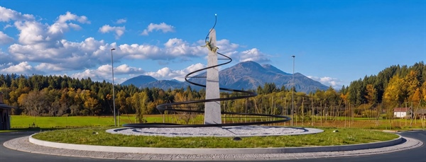Obelisk „Koroški vzpon“, zmagovalna rešitev, posvečena Janji Garnbret