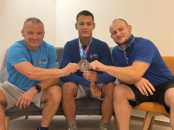 Iz Ekvadorja z medaljo v studio Koroškega radia