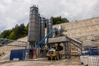 DARS se bo za tretjo os zadolžil skoraj za milijardo
