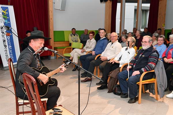 V Domu starejših na Fari upihnili 23. svečko