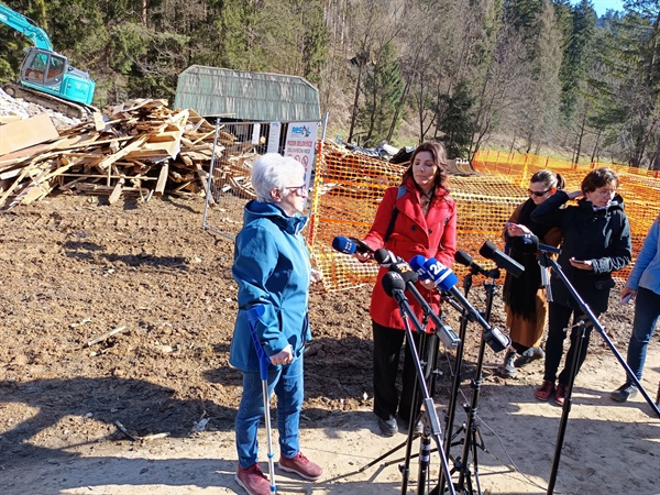 Prevalje: Porušili prvo hišo v popoplavni obnovi