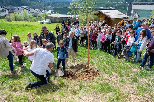 Lopan poučuje o gozdnem bontonu. Ga poznamo?
