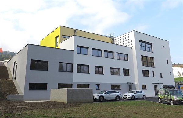 Pri ravenski osnovni šoli in vrtcu 31 novih "zelenih" parkirišč