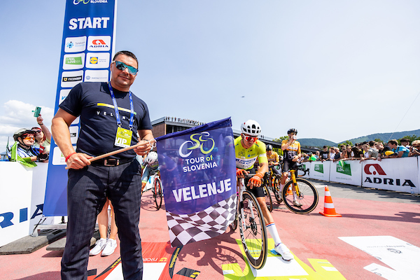 Triler druge etape Christenu, Omrzel v beli majici
