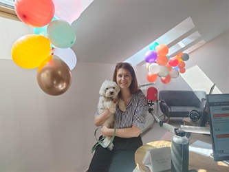 Evi Boto je v studiu delal družbo njen Lucky