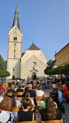 Slovenske popevke in filmska glasba v izvedbi pihalnih ter harmonikarskih orkestrov