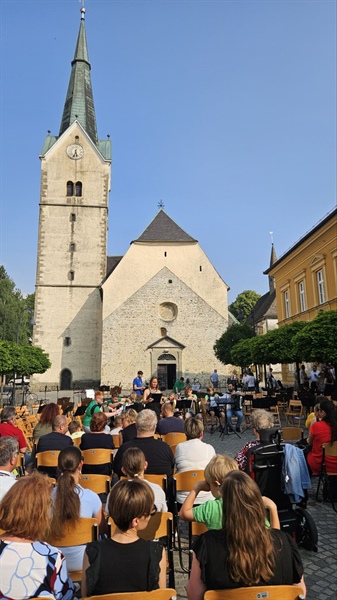 Slovenske popevke in filmska glasba v izvedbi pihalnih ter harmonikarskih orkestrov