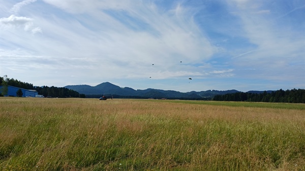 Desant na slovenjgraško letališče