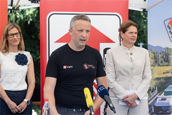 Na avtocesti tekel pred gasilskim avtom in mu utiral pot