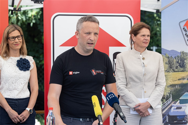 Na avtocesti tekel pred gasilskim avtom in mu utiral pot