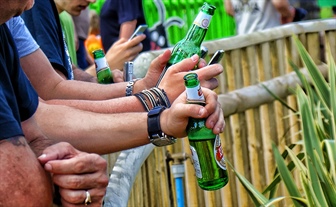 Tretjina 15-letnikov je alkohol poskusila pred 13. letom