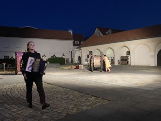 Ana Desetnica 2025 gostuje v 13 mestih, tudi v Slovenj Gradcu