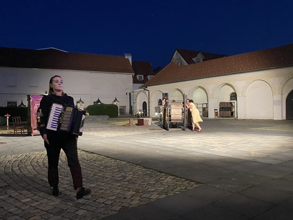 Ana Desetnica 2025 gostuje v 13 mestih, tudi v Slovenj Gradcu