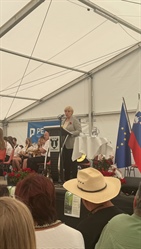 Predsednica države Nataša Pirc Musar se je pri Najevski lipi dotaknila tudi aktualnih tem v hramu demokracije