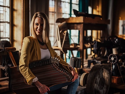 Tanja Lončar s citrami očarala festival Melodije morja in sonca