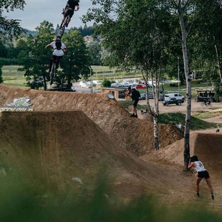 Flat Out Days na Kopah: v akciji najboljši gorski freeride kolesarji, celo iz Amerike