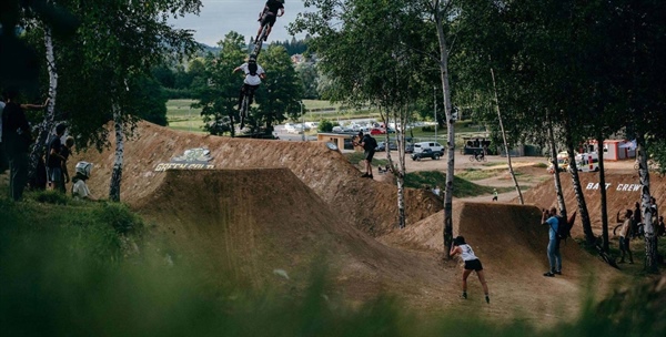 Flat Out Days na Kopah: v akciji najboljši gorski freeride kolesarji, celo iz Amerike