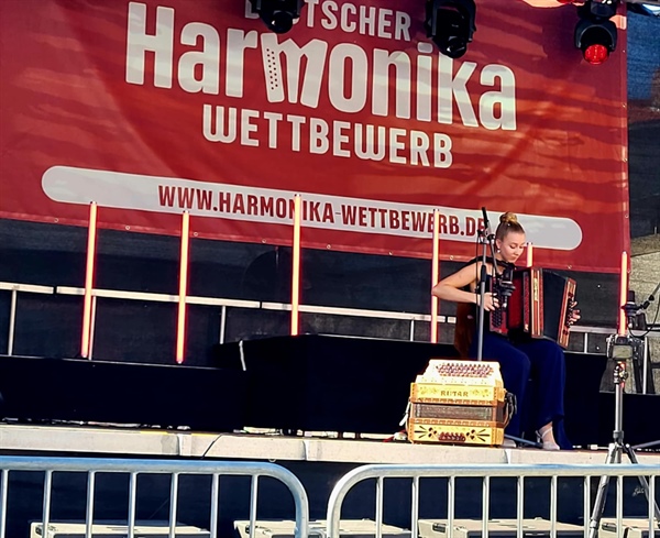 Danaja Grebenc blestela na tekmovanju harmonikarjev v Nemčiji