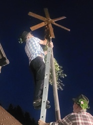 Na dvorišču župnijske cerkve v Breznu postavili klopotec