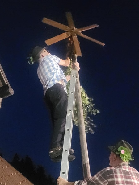 Na dvorišču župnijske cerkve v Breznu postavili klopotec