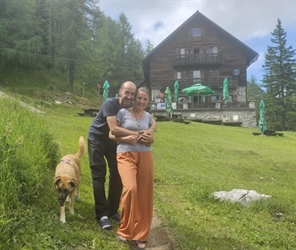 Nova oskrbnica koče na Peci, Rušanka, Simona Avguštin, s svojim štirinožnim prijateljem uživa na gori