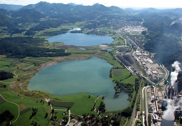 Šoštanjčani nočejo plavajoče sončne elektrarne na Družmirskem jezeru