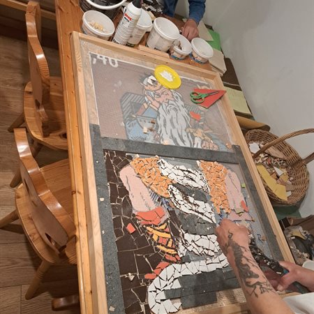 Na Peci nastaja mozaik kralja Matjaža – vsak košček keramike nosi zgodbo, skupaj pa pišejo legendo.