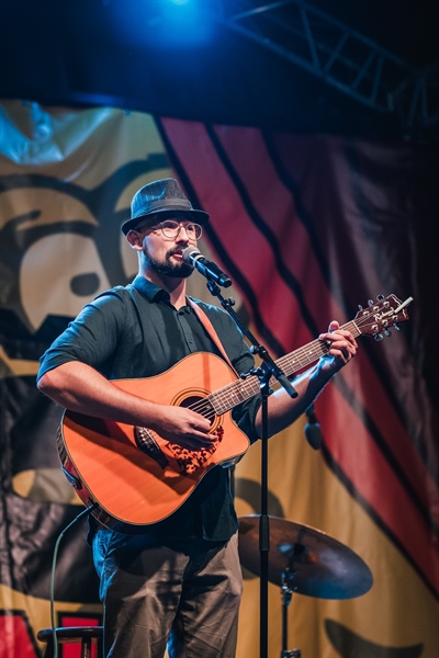 Dejan Ikovic- Bushi: mlinar, stand-up komik, glasbenik in moderator