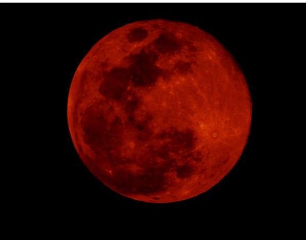 Zvečer bomo lahko opazovali popoln Lunin mrk, Luna bo zasijala v rdečih odtenkih, zato tudi krvava Luna