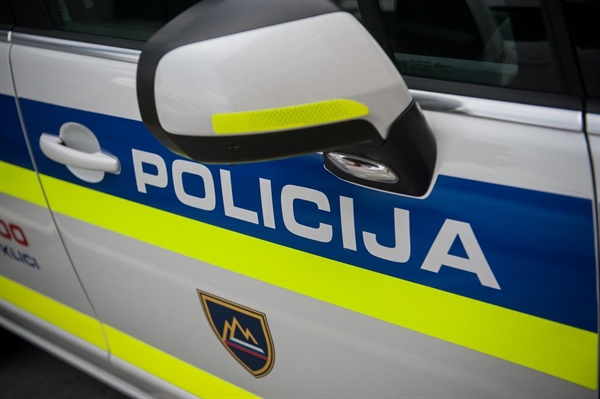 Tat na delu v Spodnjem Razborju, vinjen voznik na cesti v Dovžah