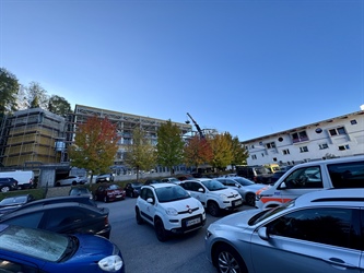Med križiščem in zdravstveno čakalnico: parkirne zagate na Ravnah na Koroškem