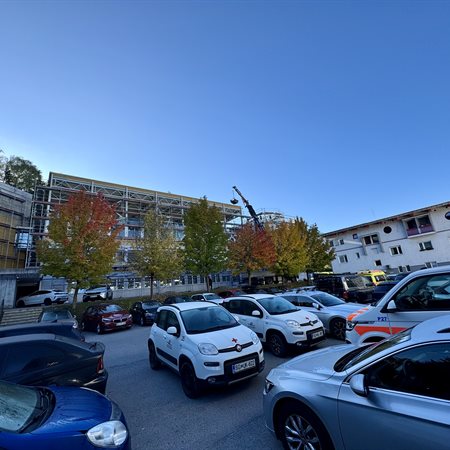 Med križiščem in zdravstveno čakalnico: parkirne zagate na Ravnah na Koroškem