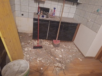 Družini grozi zrušitev stropa – pristojni si odgovornost podajajo kot vroč kostanj