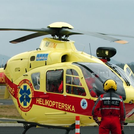 Nesreča reševalnega vozila terjala življenje sopotnika