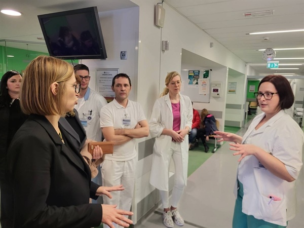 Ministrica za zdravje: Država ne bo ukinila nobene bolnišnice