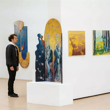 Alkimist podob Miro Hajnc na ogled v Koroški galeriji likovnih umetnosti