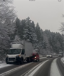 Prometna nesreča na Selah. Ceste so mokre in spolzke.