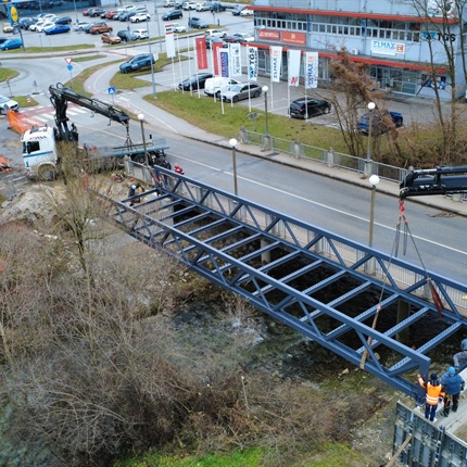 Slovenj Gradec: Kolesarski mostovi stojijo, prizidek k športni dvorani dobiva podobo