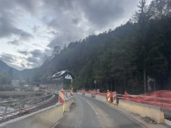 Skrajšan rok za cesto Črna–Mežica, a gradnjo ustavil nepričakovan most: Ministrica Bratušek o težavah na trasi