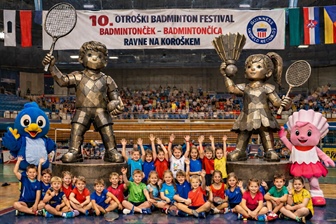 S pokali v naravni velikosti otrok do svetovnega rekorda