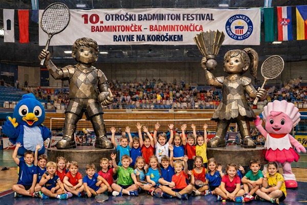 S pokali v naravni velikosti otrok do svetovnega rekorda