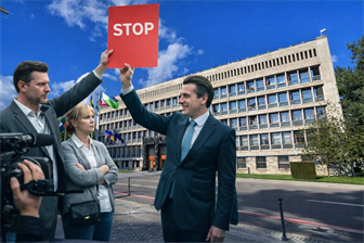 Malo tukaj, malo tam. Politične prestope komentira Dejan Vodovnik