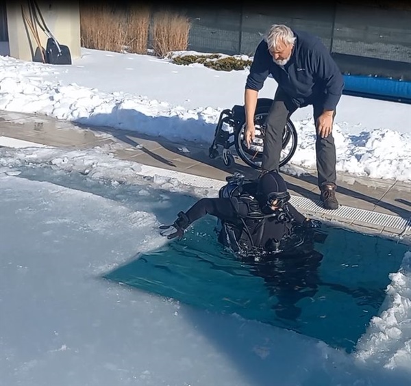 Invalid pod ledom preizkušal svoje zmogljivosti (Samo temperature v Slovenj Gradcu tokrat primerne za potop potapljača pod ledom)