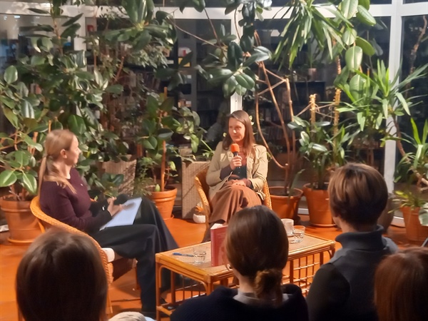 Nadja Ebner: Kako pokopati mamo, ki je še živa