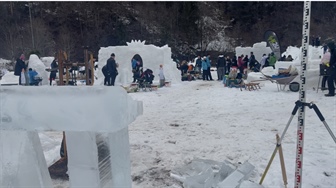 Kralju v čast v Črni nastaja nekaj več kot 40. snežnih gradov