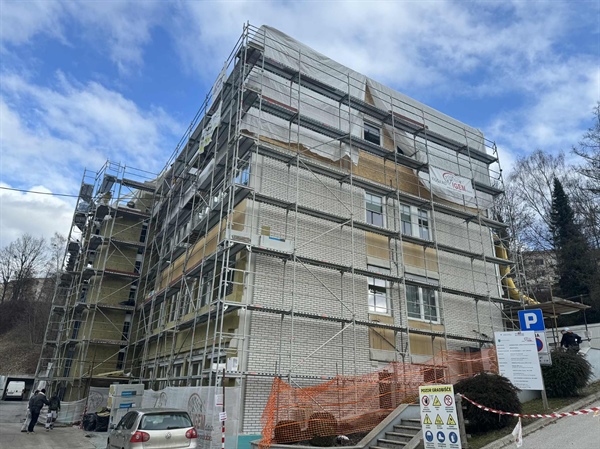 Nadzidava ravenskega zdravstvenega doma ne bo končana do pomladi