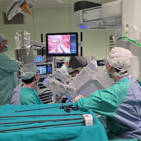 Opravili prvo operacijo z robotom