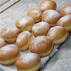 Debeli četrtek ali mali pust - začetek praznika obilne in mastne hrane