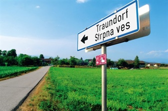 Pošljimo poslance z avtobusom v Strpno vas. Pardon, Traundorf!