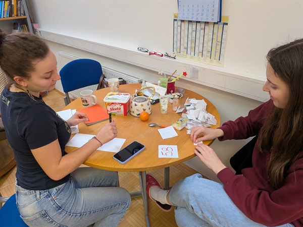 V ponedeljek z nakupom na srečelovu pomagajte maturantom